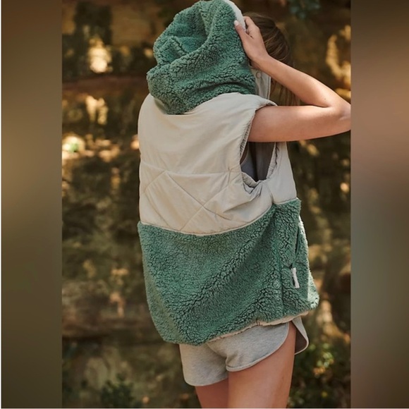 FP MOVEMENT X FREE PEOPLE Adventure Awaits Vest Beige Green XS Oversized Fit - Picture 2 of 13